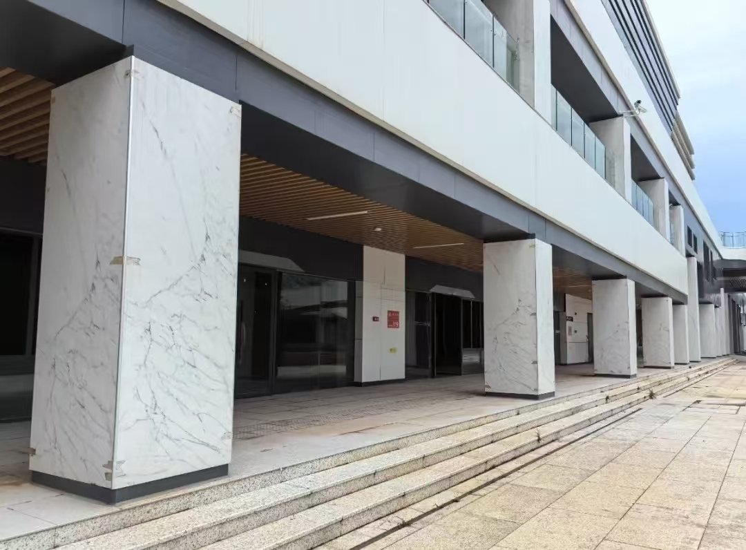 Sintered stone column cladding on an exterior colonnade